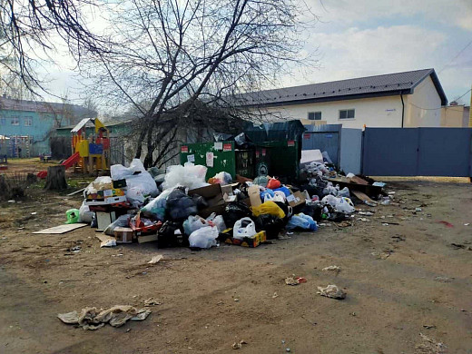 Двор на ул. Велижской в Иванове утопает в мусоре